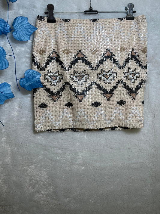 23. Pretty Detailed Mini Sequin Skirt